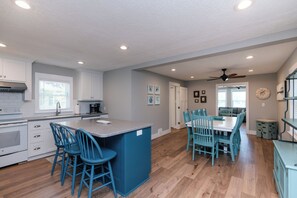 Kjøleskap, mikrobølgeovn, ovn og kokeplater