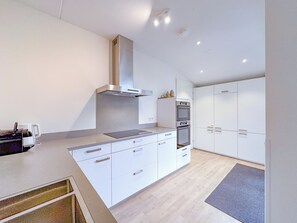 Køleskab, mikrobølgeovn, ovn, kogeplade