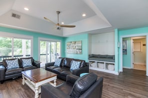 Smart TV, fireplace, table football, ping pong - Knot in Kansas; Pet-Friendly, Sleeps 10, 1 Block to Beach, Firepit & Ping-Pong (Edisto Beach)