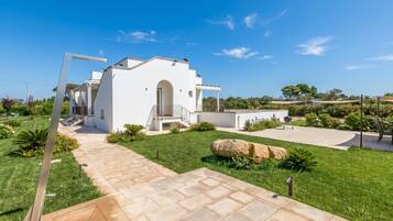 Villa familiare, camere multiple, terrazzo (Villa Elysium With Pool And Garden) | Esterni