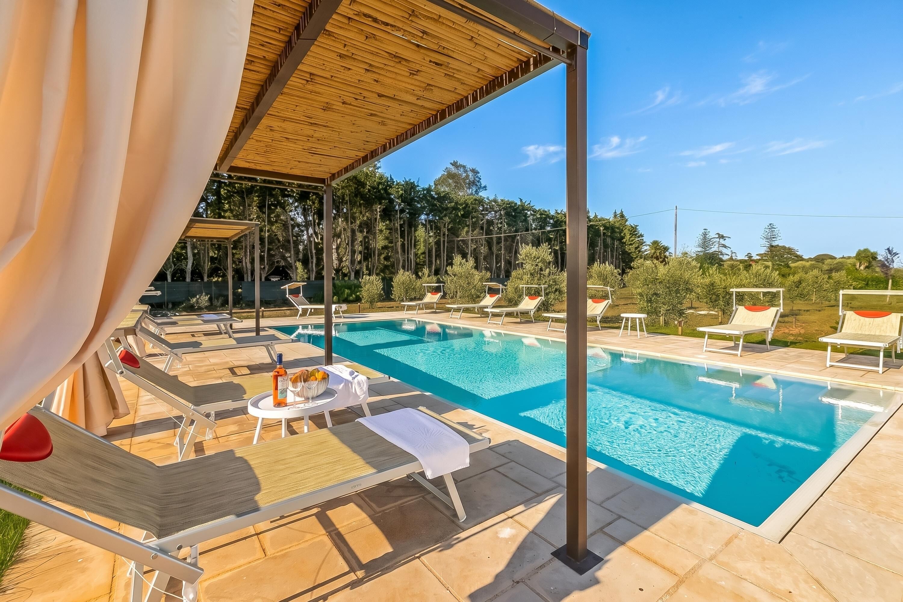 Perhehuvila, 5 makuuhuonetta, terassi (Villa Elysium for 10 with Pool near) | Uima-allas