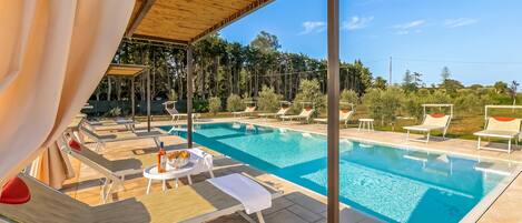 Perhehuvila, 5 makuuhuonetta, terassi (Villa Elysium for 10 with Pool near) | Uima-allas