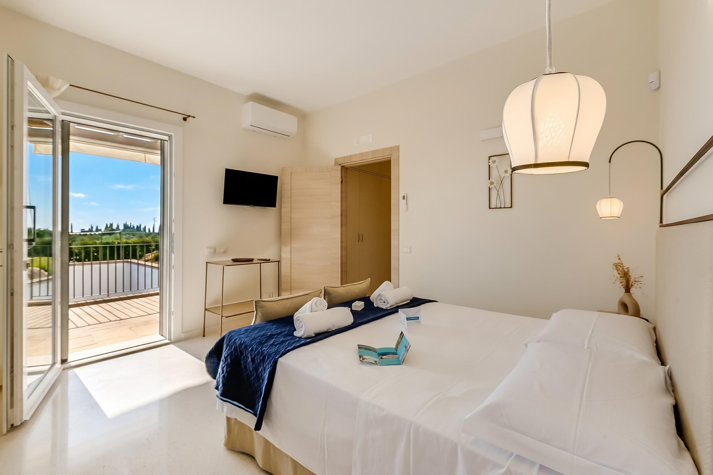 Villa familiare, camere multiple, terrazzo (Villa Elysium With Pool And Garden) | 9 camere, Wi-Fi (a pagamento), lenzuola