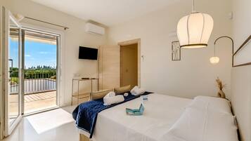 Villa familiare, camere multiple, terrazzo (Villa Elysium With Pool And Garden) | 9 camere, Wi-Fi (a pagamento), lenzuola