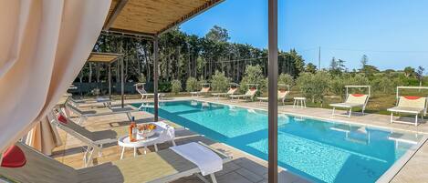 季节性开放的室外游泳池