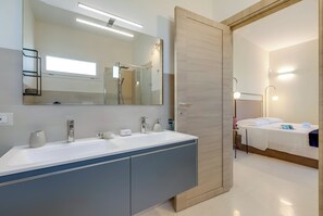 Ducha, bidet, toallas, jabón