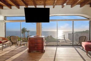Smart TV y chimenea