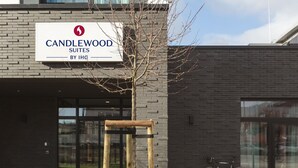A building with a sign reading 'CANDLEWOOD SUITES BY IHG.' - Candlewood Suites BERLIN CHARLOTTENBURG by IHG (Berlin)