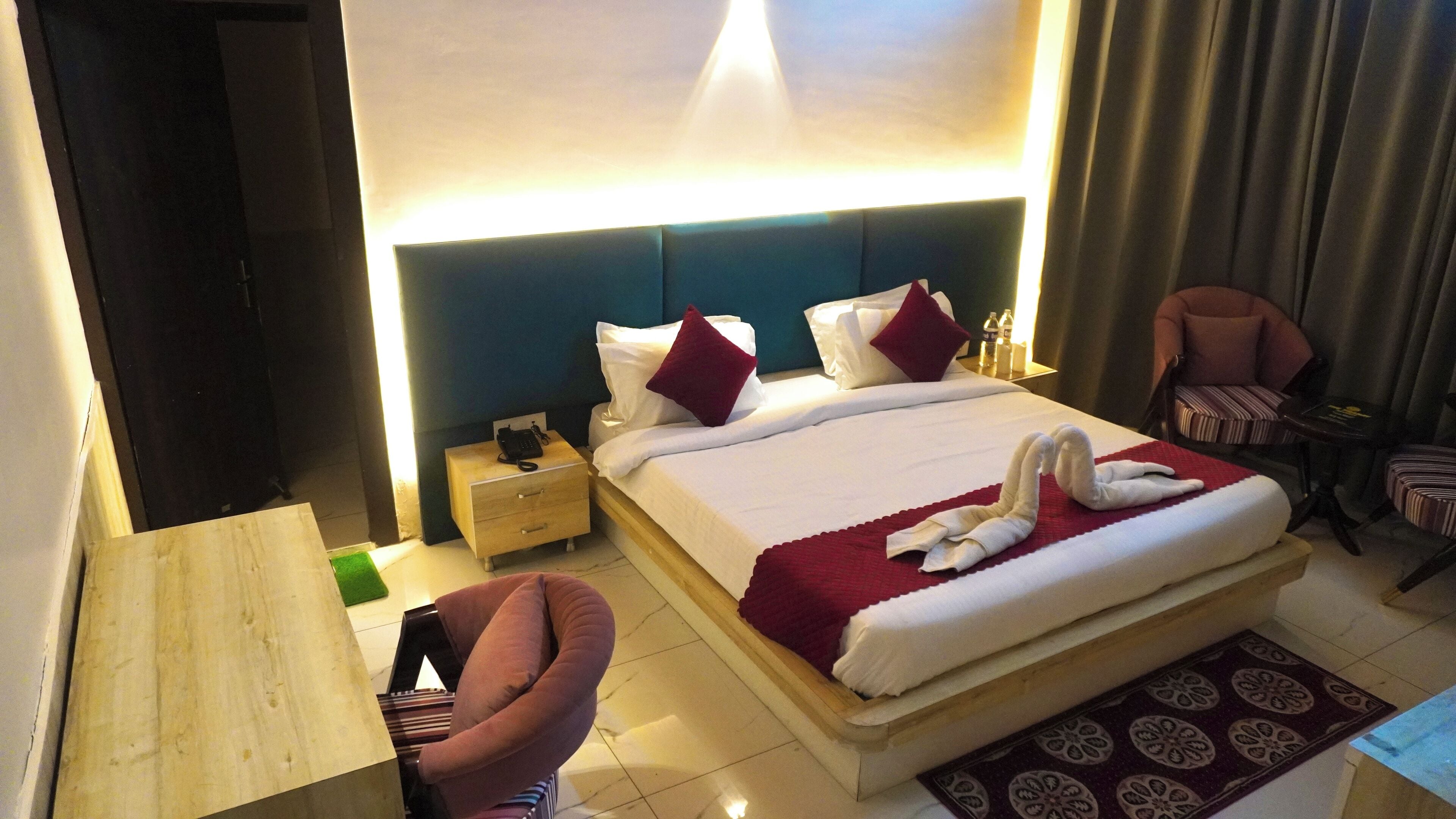 Superior Room | Egyptian cotton sheets, premium bedding, pillow-top beds