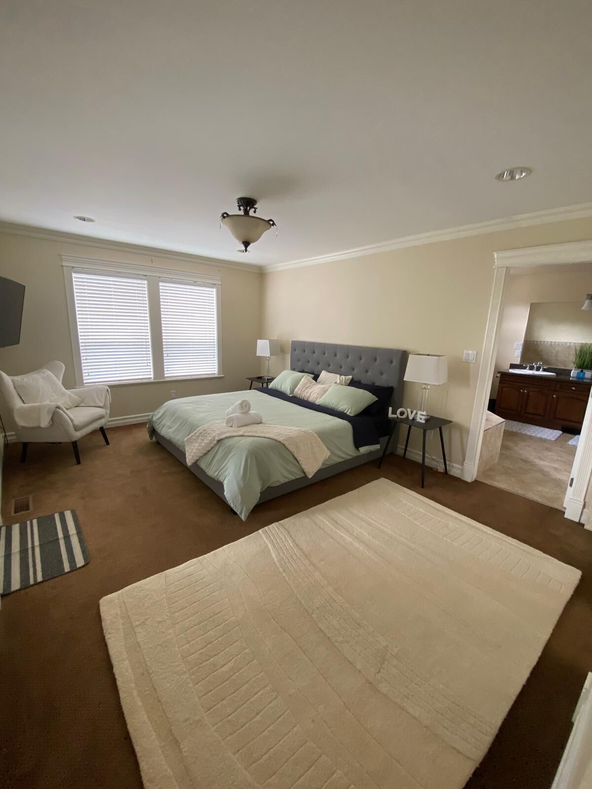4 bedrooms, desk, iron/ironing board, travel crib
