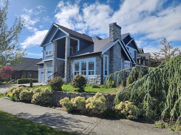 Exterior - Family-friendly stay on Bear Mountain Golf Resort (Victoria)