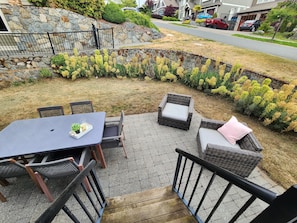 Outdoor dining - Family-friendly stay on Bear Mountain Golf Resort (Victoria)