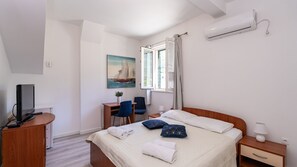 3 slaapkamers, een strijkplank/strijkijzer, gratis wifi, beddengoed