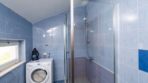 Dusche, Haartrockner, Handtücher