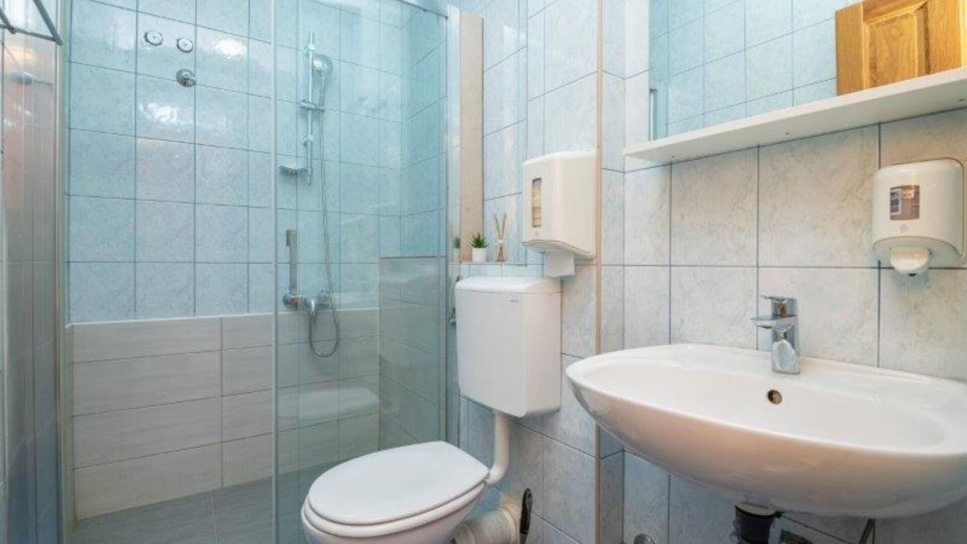 Dusj, hårføner og håndklær