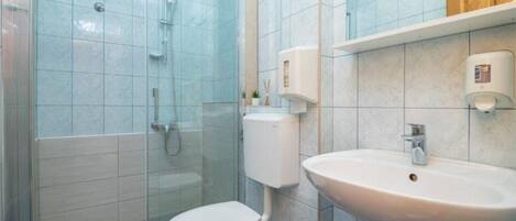 Dusj, hårføner og håndklær