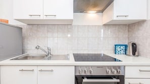 Kühlschrank, Mikrowelle, Ofen, Geschirrspüler