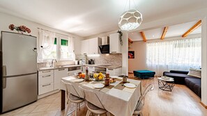 Réfrigérateur, un four, lave-vaisselle, cafetière-théière