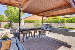 Outdoor dining - Private Pool Paradise! Relaxing Tucson Retreat (Tucson)