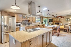 Fridge, microwave, stovetop, dishwasher - Private Pool Paradise! Relaxing Tucson Retreat (Tucson)