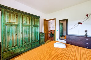 2 habitaciones, escritorio, tabla de planchar con plancha y wifi 
