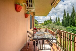 Outdoor dining - GuestHost - Cozy Apartment Lake Trasimeno (Passignano sul Trasimeno)