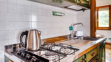 Frigorifero, microonde, piano cottura