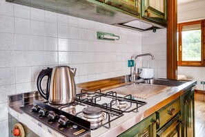 Réfrigérateur, micro-ondes, plaque de cuisson