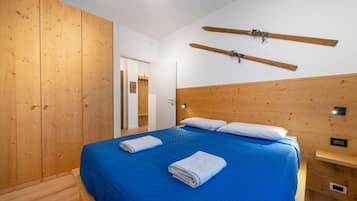 1 slaapkamer, een strijkplank/strijkijzer, wifi, beddengoed