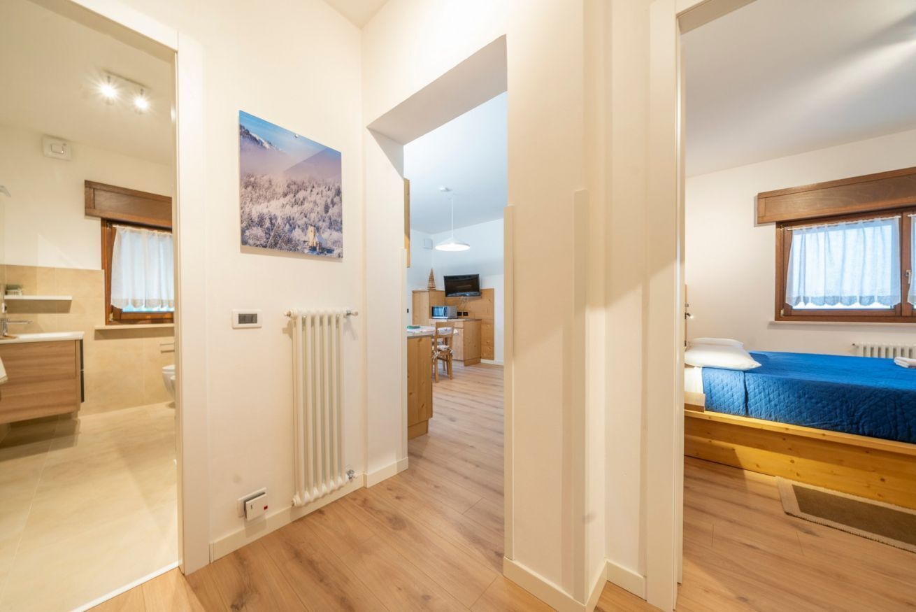 1 dormitorio, tabla de planchar con plancha, wifi y ropa de cama