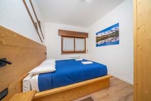 1 dormitorio, tabla de planchar con plancha, wifi y ropa de cama