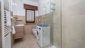 Dusche, Haartrockner, Bidet, Handtücher