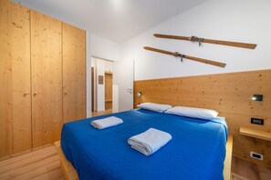 1 dormitorio, tabla de planchar con plancha, wifi y ropa de cama
