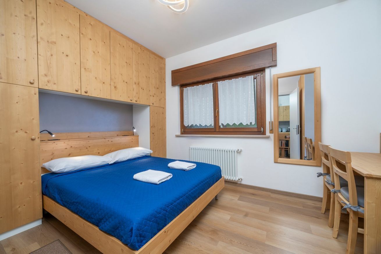 1 dormitorio, tabla de planchar con plancha, wifi y ropa de cama