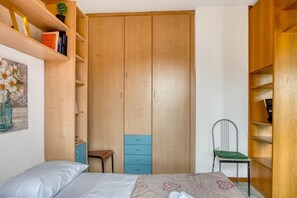 1 slaapkamer, een strijkplank/strijkijzer, wifi, beddengoed