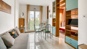 A compact living space with a sofa, dining table, chairs, a TV, and a balcony with a view. - GuestHost - Comfortable apartment equipped with all comforts to accommodate up to 3 people, located a stone's throw from Fontivegge Station (80 meters) and a 5-minute walk from Pescaia Park. It is located in a quiet residential area well equipped with al (Perugia)
