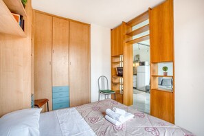 1 slaapkamer, een strijkplank/strijkijzer, wifi, beddengoed