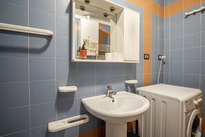 Een haardroger, een bidet, handdoeken, toiletpapier