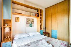 1 slaapkamer, een strijkplank/strijkijzer, wifi, beddengoed