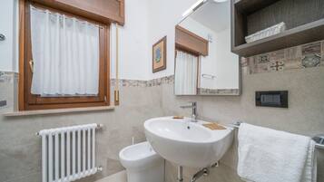 Dusche, Haartrockner, Bidet, Handtücher