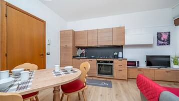 Een magnetron, een oven, een kookplaat, een vaatwasser