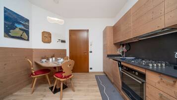 Mikrowelle, Ofen, Herdplatte, Geschirrspüler