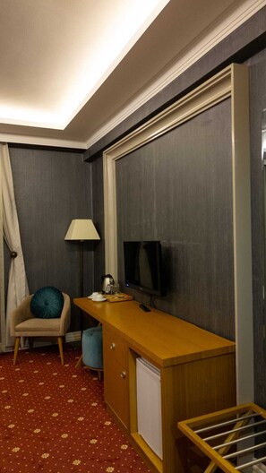 Perushuone, 2 yhden hengen sänkyä | Tallelokero huoneessa, työpöytä