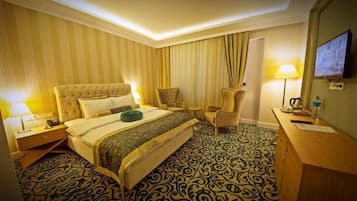 Comfort Suite | 1 bedroom, in-room safe, desk, laptop workspace