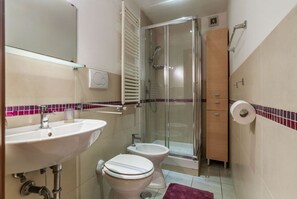 Haartrockner, Bidet, Handtücher