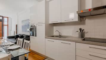 Réfrigérateur, four à micro-ondes, un four, surface de cuisson