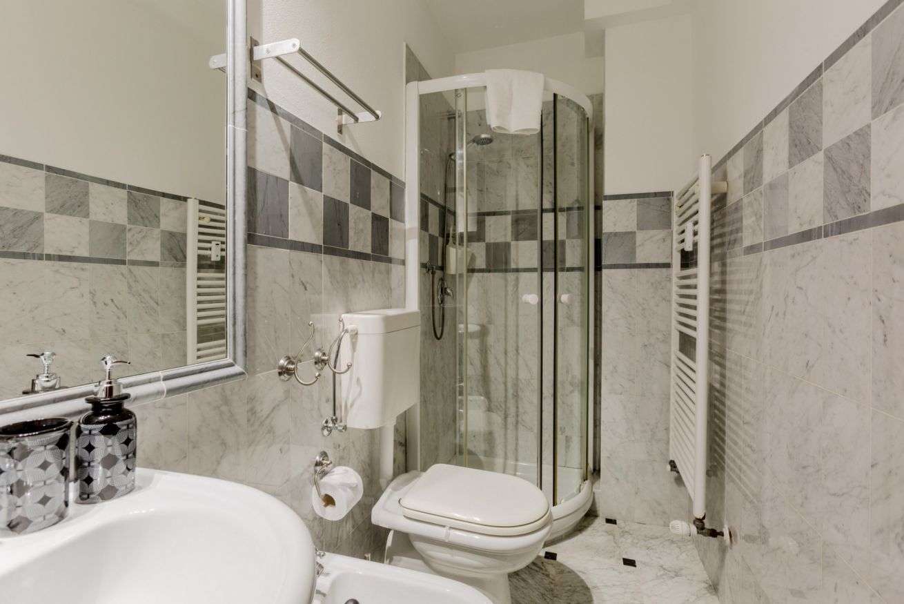 Een douche, een haardroger, een bidet, handdoeken