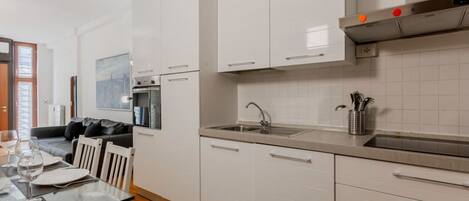 Fridge, oven, stovetop, dishwasher