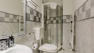 Douche, sĂšche-cheveux, bidet, serviettes fournies