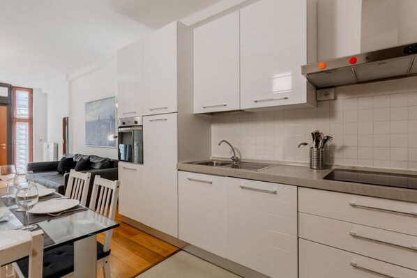 Fridge, oven, stovetop, dishwasher